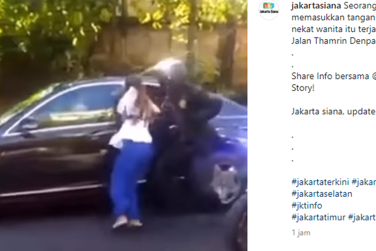 Tangkapan layar unggahan video bernarasi seorang perempuan menerobos Pasukan Pengamanan Presiden (Paspampres) saat mobil Presiden Joko Widodo (Jokowi) melintas.