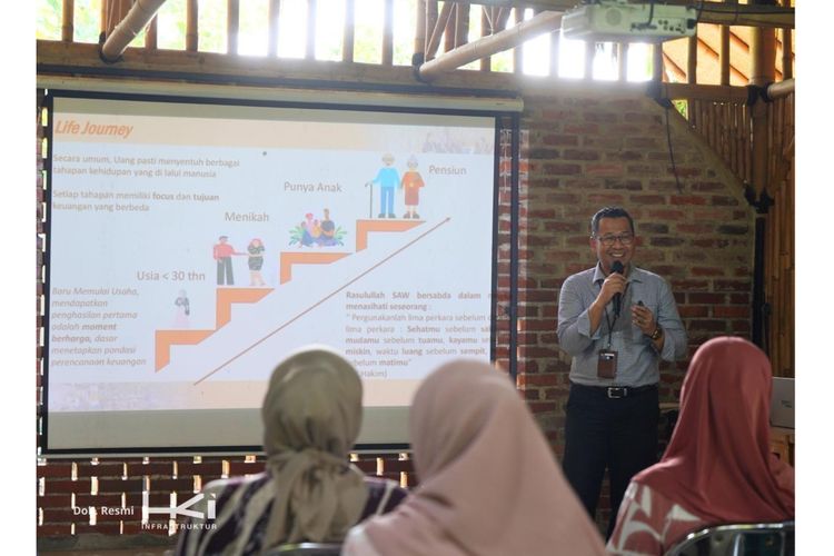 Suasana kegiatan pelatihan manajemen keuangan yang diadakan HKI bagi pelaku usaha perempuan dari komunitas Pasar Dongko.