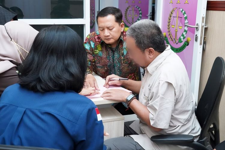 DJP Jatim II Serahkan Tersangka Pidana Pajak ke Kejari Sidoarjo