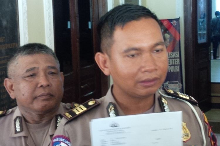 Kanit Regident Satlantas Polresta Surakarta AKP Suryo Wibowo dan Wakasat Lantas Polresta Surakarta AKP I Made Rai Ardana seusai penerapan tilang elektronik di ruang TMC Satlantas Polresta Surakarta, Solo, Jawa Tengah pada Rabu (13/2/2019).