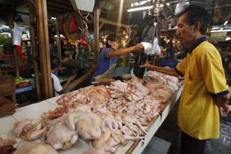 Pedagang daging ayam melayani pembeli di Pasar Senen, Jakarta, Senin (15/6/2015). Jelang Ramadhan, harga beberapa kebutuhan pokok mulai merangkak naik, mulai dari harga cabai, daging ayam dan daging sapi.