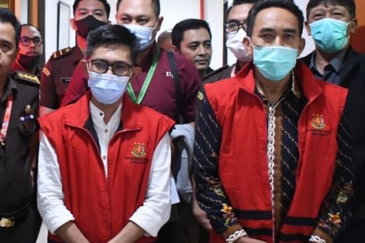 Dua tersangka kasus korupsi BUMD Indramayu saat digiring ke Kantor Kejati Jawa Barat.