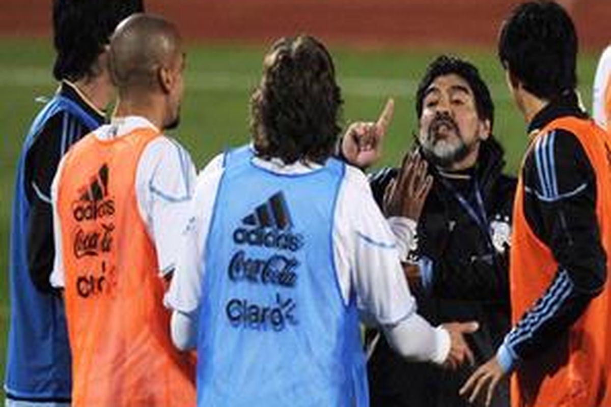 Pelatihan timnas Argentina Diego Maradona (2 dari kanan) sedang memberikan instruksi kepada para pemainnya dalam latihan menjelang Piala Dunia 2010 di Afrika Selatan. Argentina akan mengawali perjuangannya melawan Nigeria, Sabtu (12/6/10).