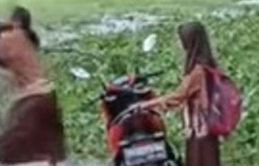 Tangkapan layar video viral seorang pria memukul dan membanting siswi di Nganjuk