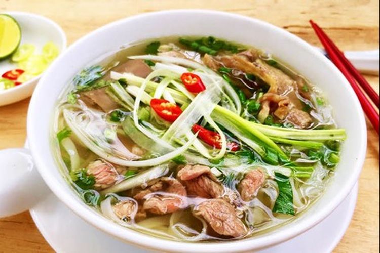llustrasi sajian pho, makanan khas Vietnam berisi mi putih kenyal, sayuran, dan irisan daging.