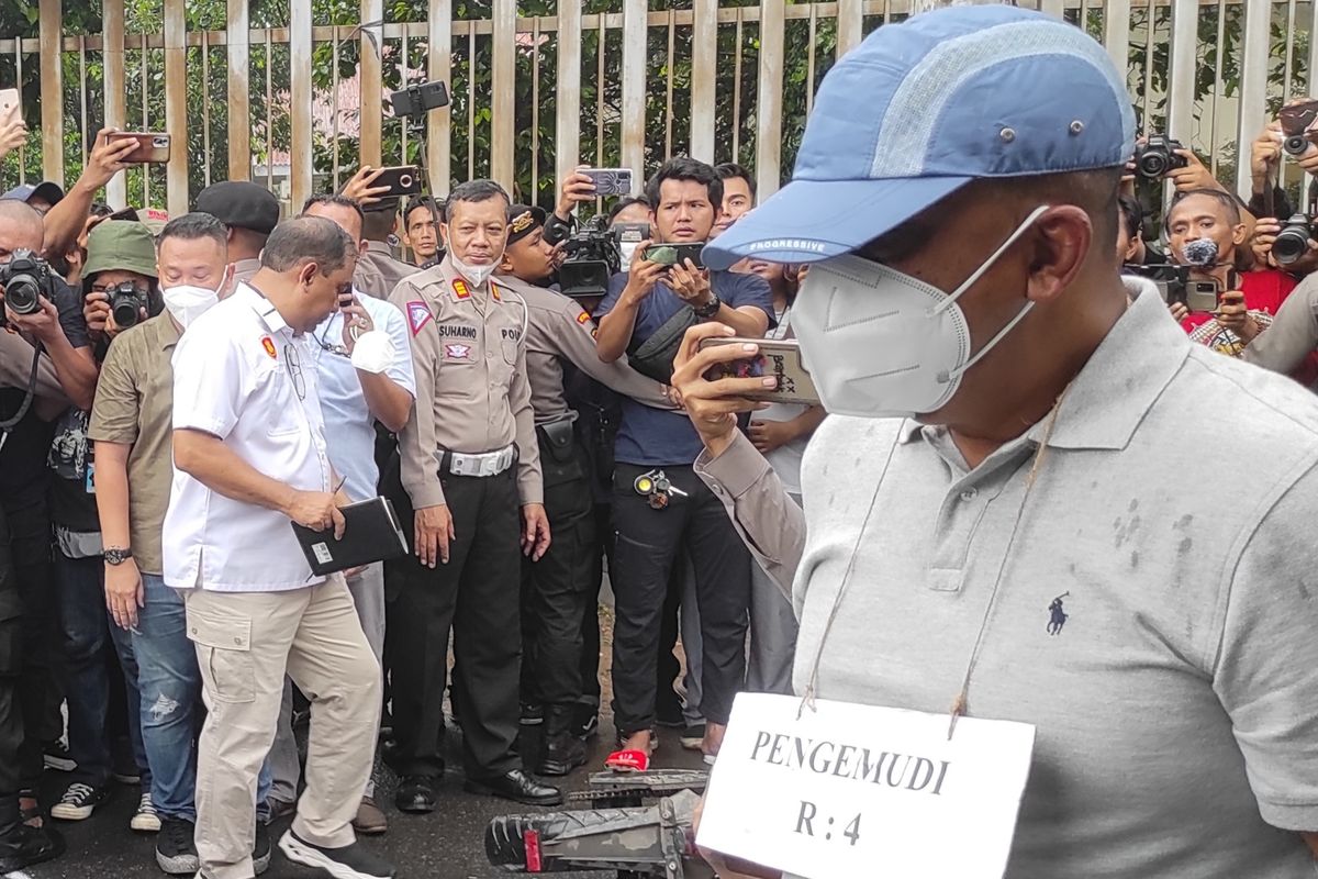 Pensiunan Polri AKBP (Purn) Eko Setia Budi Wahono saat memerankan rekonstruksi ulang kasus kecelakaan antaranya dirinya dengan mahasiswa Universitas Indonesia (UI) Muhammad Hasya Attalah di Jalan Srengseng Sawah, Jagakarsa, Jakarta Selatan, Kamis (2/2/2023).