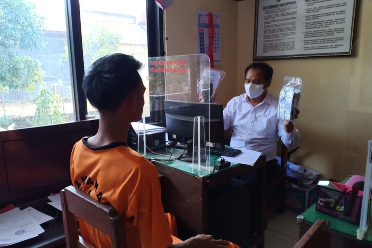 TUNJUKKAN BARANG BUKTI—Anggota Satresnarkoba Polres Wonogiri menunjukkan ratusan obat terlarang yang disita dari tangan tersangka Bagus warga Dusun Ngrau, Desa Tanjungsari, Kecamatan Tirtomoyo, Kabupaten Wonogiri, Jawa Tengah. Pemuda ini ditangkap polisi setelah kedapatan membeli ratusan obat terlarang via online shop.