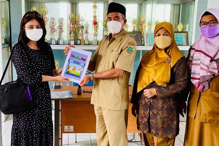 Elma menjadi perwakilan murid SWA saat menyerahkan donasi buku berbahasa Inggris dan Indonesia karangan Jaeyi, kelas 9. 