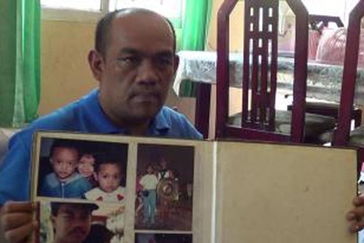 Sartono Said, adik menteri ESDM Sudirman Said menunjukkan foto-foto kenangan bersama kakaknya di Desa Slatri, Larangan, Brebes, Jawa Tengah.