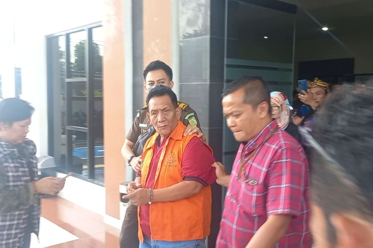Seorang makelar berinisial Agung Sunaryo ditangkap tim Kejaksaan Negeri Purworejo di kediamannya di Kelurahan Pendowoharjo, Kecamatan Sewon, Kabupaten Bantul.