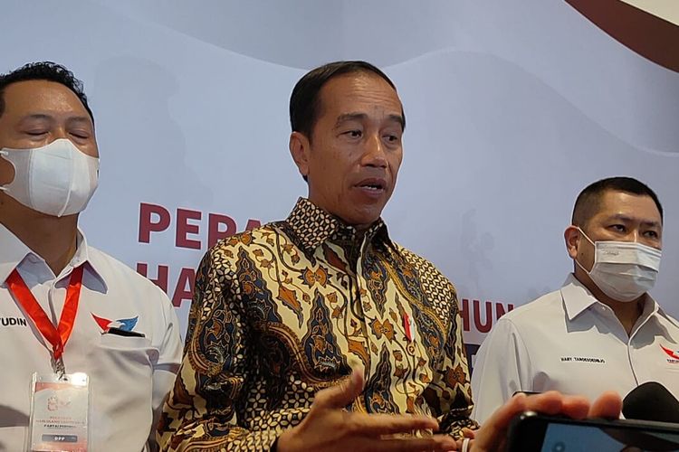 Presiden Joko Widodo bersama Ketua Umum Partai Perindo Hary Tanoesudibjo seusai menghadiri perayaan HUT Partai Perindi, Senin (7/11/2022).