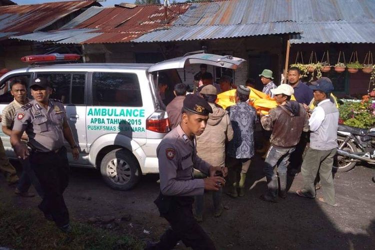 Suasana evakuasi jenazah Sutinem (60), pelaku yang mengakhiri nyawanya dengan menggantung diri di pohon petai di Kampung Burni Bius, Kecamatan Silihnara, Kabupaten Aceh Tengah, Selasa (8/1/2019).