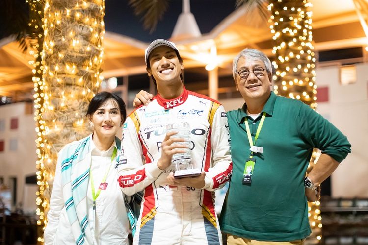 Sean Gelael bersama keluarga setelah memenangi putaran terakhir FIA World Endurance Championship, 8 Hours of Bahrain, yang berlangsung di Bahrain International Circuit pada Sabtu (12/11/2022).