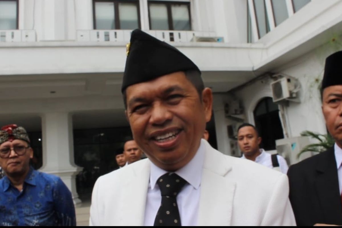 Gubernur Jawa Barat, Dedi Mulyadi saat diwawancarai awak media di Gedung DPRD Jabar sebelum acara serah terima jabatan, Jumat (21/2/2025).