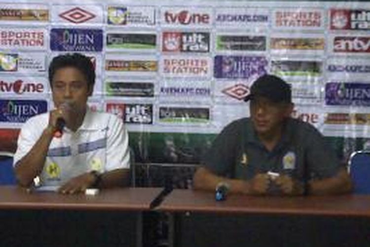 Pelatih Arema Indonesia, Rahmad Darmawan (kanan) dan Asisten Pelatih Barito Putra Yunan Helmi, saat jumpa pers, usai pertandingan di Stadion Kanjuruhan, Malang, Minggu (1/9/2013)