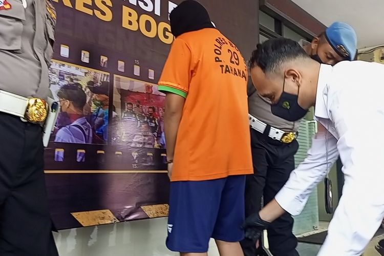 Polisi menangkap mantan pelatih futsal yang melakukan pelecehan seksual terhadap sesama jenis di Kecamatan Klapanunggal, Kabupaten Bogor, Jawa Barat.