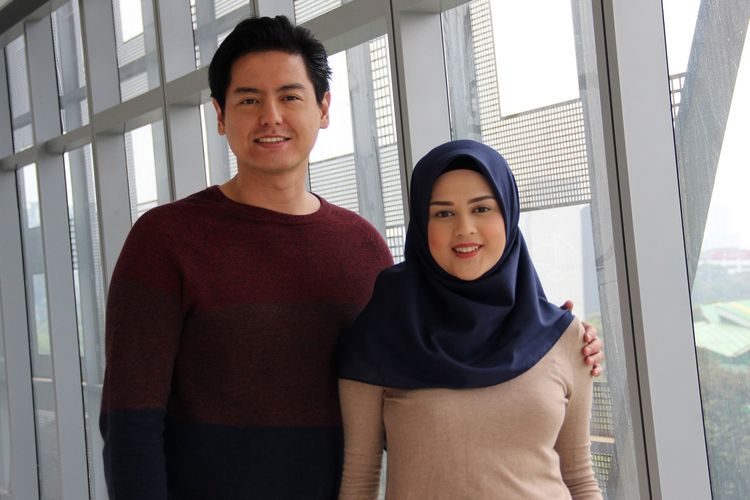 Cut Meyriska dan Roger Danuarta saat berkunjung ke redaksi Kompas.com di Menara Kompas, Palmerah Selatan, Selasa (17/9/2019).