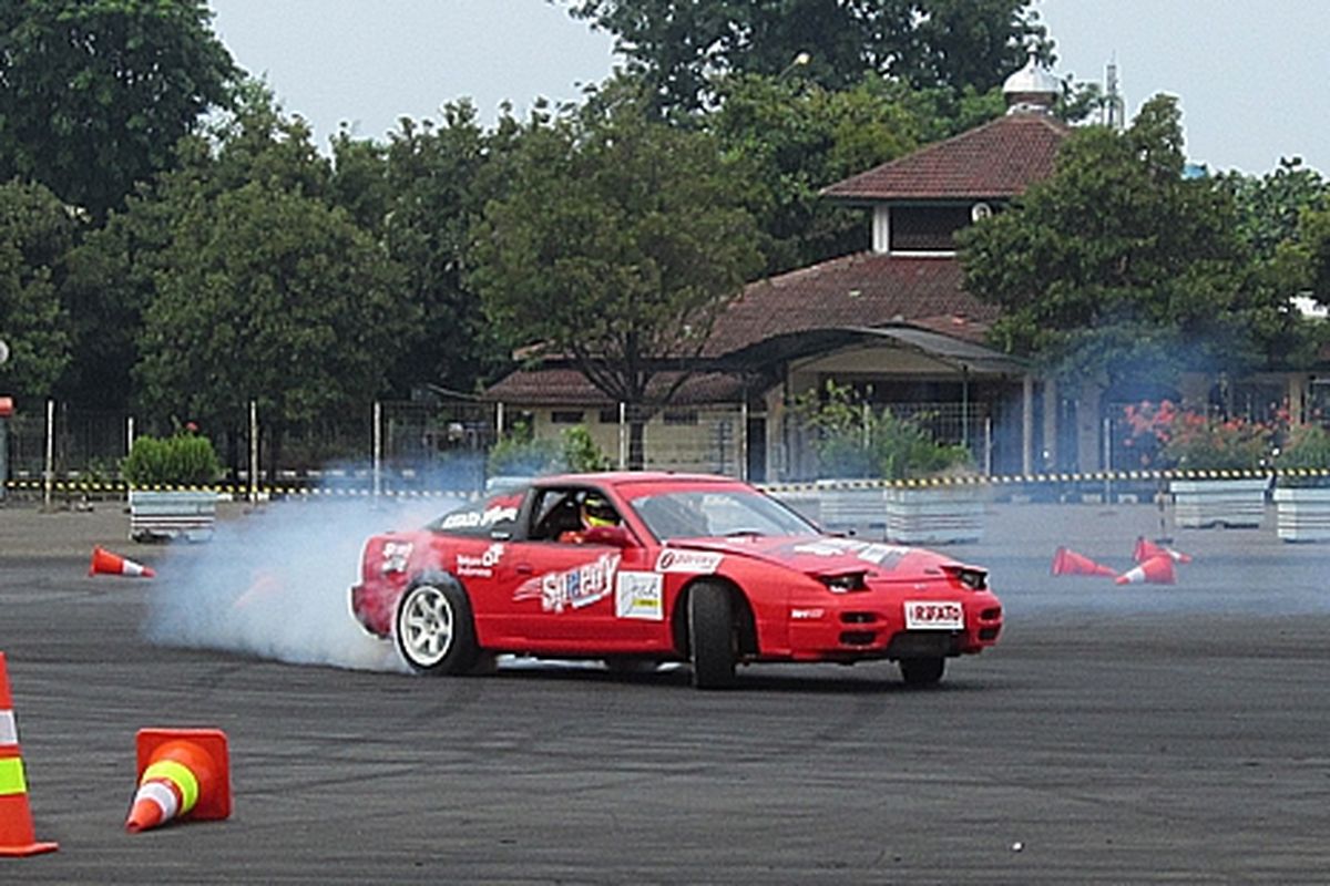 Rifat melakukan aksi driftnya di sesi latihan kedua