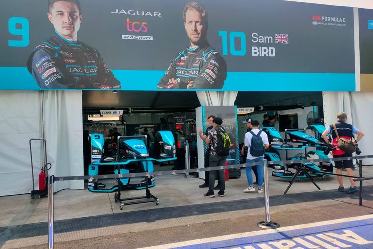 Dua mobil listrik dari tim Jaguar TCS Racing yang akan berlaga di Formula E Jakarta 2022