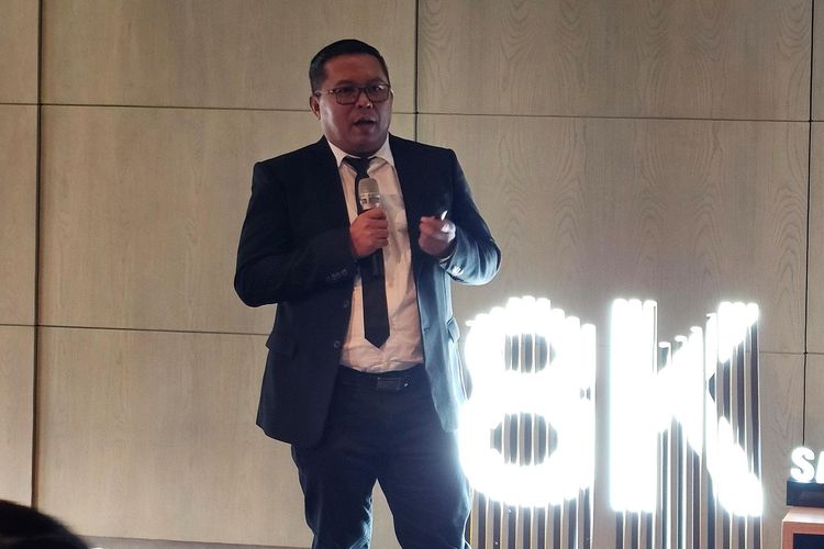 Head of Product, AV Business Samsung Electronics Indonesia Ubay Bayanudin yang tengah mempresentasikan fitur-fitur bertenaga AI di Samsung TV Neo QLED 8K 85 inci.