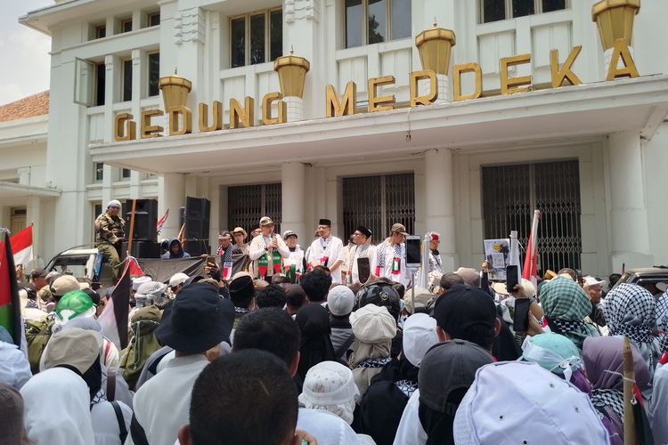 Ribuan orang Bandung gelar aksi dukung Palestina di depan Gedung Merdeka, Jalan Asia Afrika, Kota Bandung, Jawa Barat, Sabtu (21/10/2023).