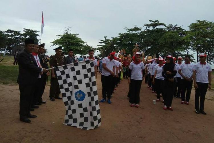 Peserta Kirab Pemuda Nusantara (KPN) meresapi makna peringatan hari Pahlawan pada 10 November dalam pelaksanaan upacara yang sakral dan khidmat di Alun-alun Pantai Nek Aji Kota Toboali, Bangka Selatan, Jumat (10/11/2017)