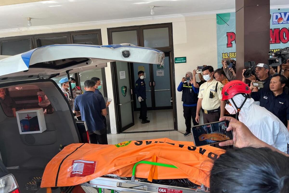 Jenazah santri korban runtuhnya bangunan Mushala Ponpes Al Khoziny Sidoarjo tiba di RS Bhayangkara Polda Jatim, Jumat (3/10/2025).