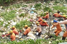 Pemerintah Kabupaten Bekasi Angkut 150 Ton Sampah yang Menumpuk di Sungai Cikarang Hilir