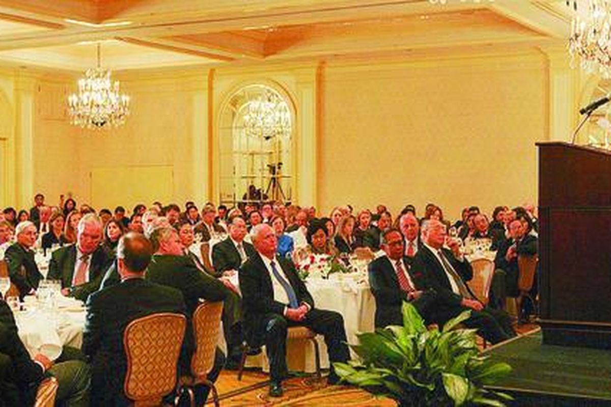 Presiden Susilo Bambang Yudhoyono di depan sekitar 100 pemimpin bisnis dan usahawan dari Amerika Serikat dan Indonesia dalam jamuan makan siang, yang diadakan Perhimpunan Masyarakat AS-Indonesia (Usindo) di Washington, Jumat (14/11), mengusulkan penggalangan dana global bagi negara berkembang. 