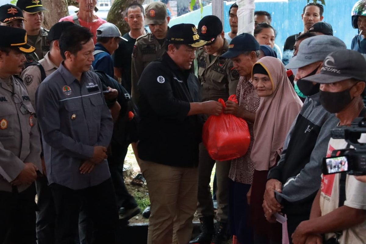 Wakil Gubernur (Wagub) Kalimantan Tengah (Kalteng) Edy Pratowo saat meninjau Pasar Penyeimbang/Pasar Murah di wilayah Kabupaten Barito Utara, Kamis (1/2/2024). 
