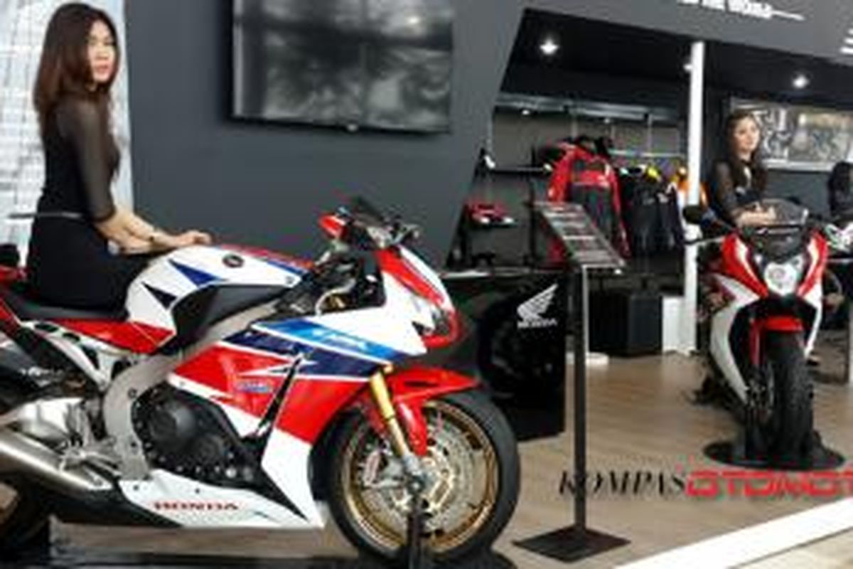 Deretan big bike Honda di GIIAS dipajang di Selasar Hall 10 ICE, BSD CIty, dalam GIIAS 2015.