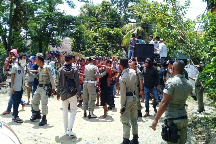 Masa pendukung calon kepala desa saat melakukan aksi di halaman kantor BPMDes Kabupaten Bima, Kamis (10/1/2019)