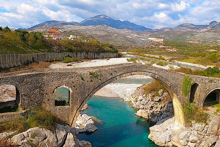 Jembatan kuno di Skodra, Albania Utara, dengan sungai yang alami. Albania memiliki sungai alami yang tidak tersentuh pembangunan kemajuan zaman yang merupakan satu satunya di Eropa. Foto ddiambil pada Februari 2024.
