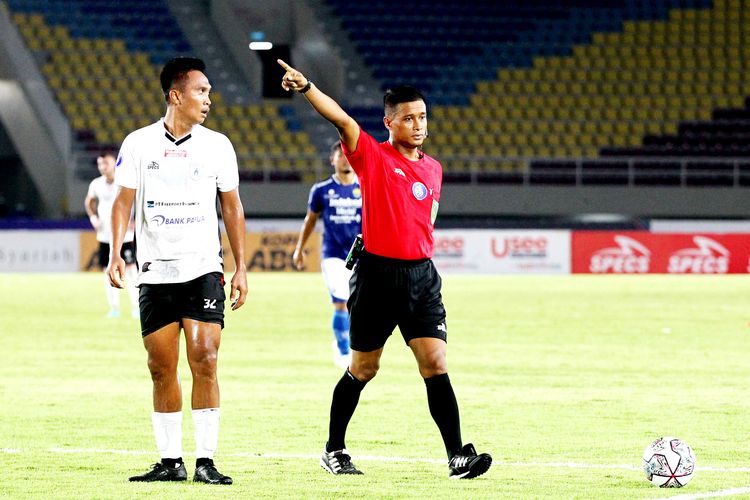 Wasit Syaiful Arif saat memimpin pertandingan pekan 11 Liga 1 2021-2022 Persib Bandung melawan Persipura Jayapura yang berakhir dengan skor 3-0 di Stadion Manahan Solo, Sabtu (30/10/2021) malam.