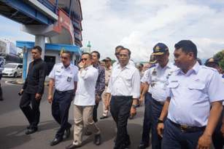 Menteri Perhubungan Budi Karya Sumadi saat meninjau pelabuhan Ketapang Banyuwangi Sabtu (31/12).