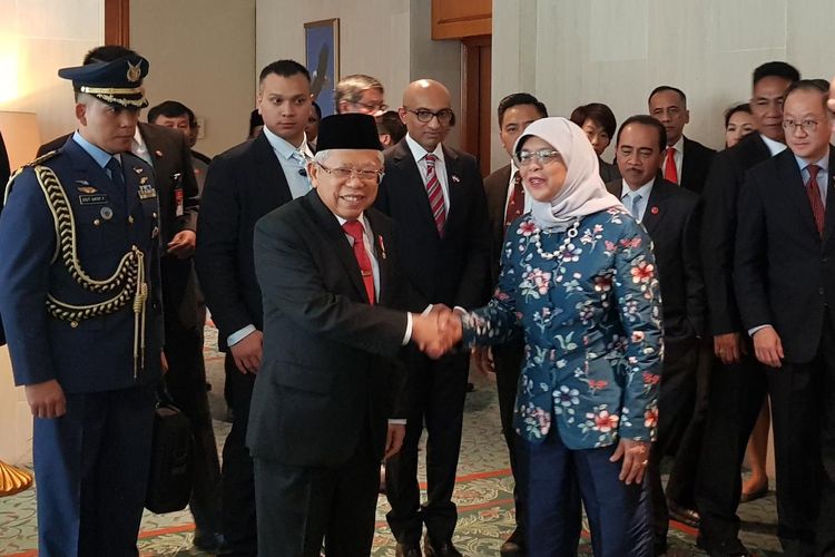 Wapres RI Maruf Amin bersalaman dengan Presiden Singapura Halimah Yacob usai pertemuan singkat di Hotel Shangrilla, Jakarta, Selasa (4/2/2020).