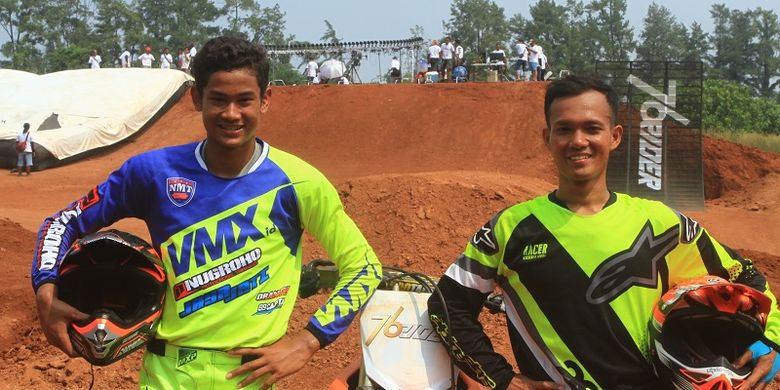Freestyle Motocross Zulmi Aristiawan dan Agha Riansyah Putranto berfoto bersama disela-sela pembuatan TVC 76Rider di Sirkuit Powertrack, Bumi Serpong Damai, Tangerang, Banten, Selasa (15/5/2018). 