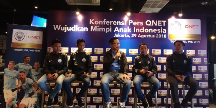 4 Pemain Jebolan Jakarta Rusun Festival yang Diberangkatkan ke Manchester dalam Konferensi Pers di Bilangan Senayan, Jakarta.