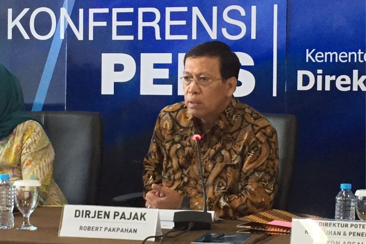 Direktur Jenderal Pajak Kementerian Keuangan Robert Pakpahan bersama jajarannya memaparkan capaian kinerja Direktorat Jenderal Pajak sepanjang tahun 2017 dan rencana kerja untuk tahun 2018 di kantor pusat DJP, Jakarta Pusat, Jumat (5/1/2018). 