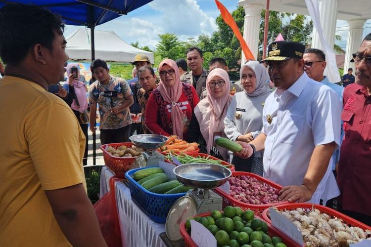 Penjabat Gubernur Sulsel Bahtiar Baharuddin bersama jajarannya meninjau harga bahan pokokm di pasar. 