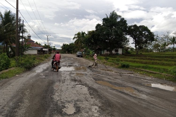 Selama bertahun tahun, jalan di kampung Gubernur Sulawesi Selatan, Andi Sudirman Sulaiman di Kabupaten Bone rusak parah.