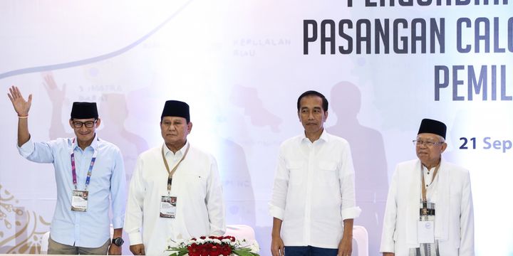 Dua pasangan calon presiden dan wakil presiden Prabowo Subianto-Sandiaga Uno dan Joko Widodo-Maruf Amin saat acara pengambilan nomor urut di Kantor Komisi Pemilihan Umum, Jakarta, Jumat (21/9/2018).