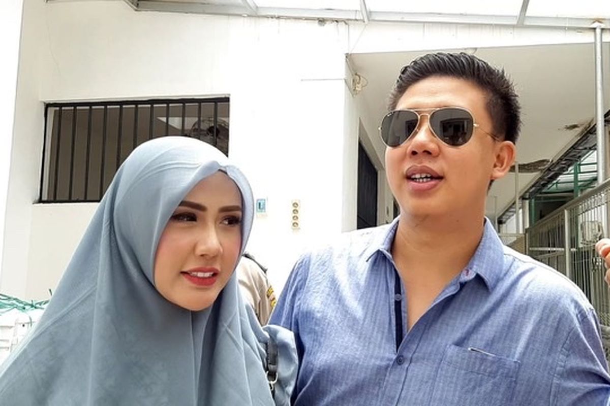 Rey Utami dan Pablo Benua saat dijumpai di Pengadilan Negeri Jakarta Selatan, Senin (27/1/2020). 