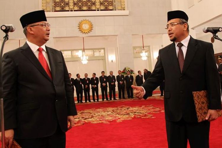 Akil Mochtar (kiri) saat masih menjabat sebagai Ketua Mahkamah Konstitusi dan Hakim Agung Patrialis Akbar berbincang sebelum mengucapkan sumpah jabatan yang dipimpin Presiden Susilo Bambang Yudhoyono di Istana Negara, Jakarta, Selasa (13/8/2013). Patrialis Akbar menggantikan Achmad Sodiki yang segera pensiun pada Agustus 2013 ini. Selain kedua hakim tersebut, Presiden juga melantik hakim konstitusi Maria Farida Indrati.