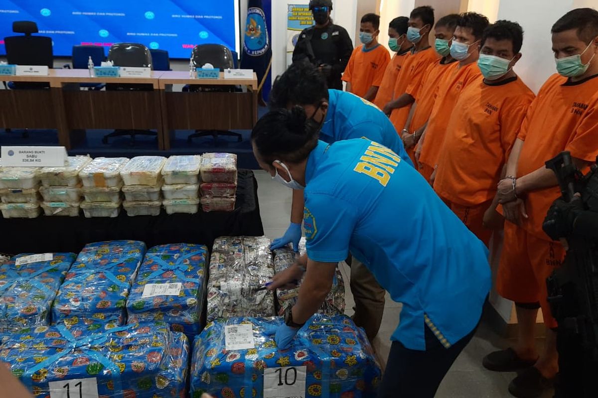 Badan Narkotika Nasional (BNN) menyita barang bukti narkoba jenis sabu-sabu dengan berat 581, 31 kilogram.