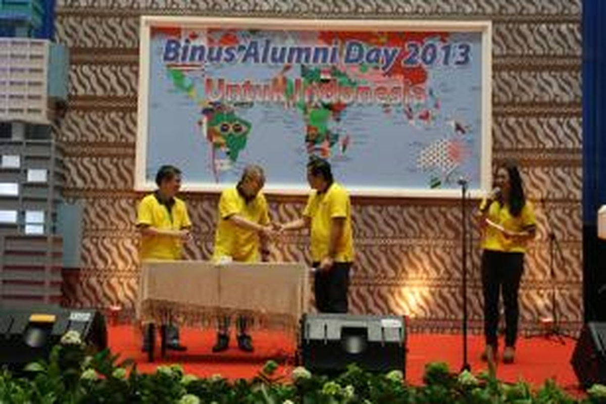 Binus yang awalnya dikenal sebagai Akademik Teknik Komputer (ATK) kemudian berubah nama menjadi Akademi Manajemen Ilmu Komputer (AMIK). Selanjutnya, AMIK berubah lagi menjadi Sekolah Tinggi Manajemen dan Ilmu Komputer (STMIK), dan hingga sekarang menjadi Binus University.  