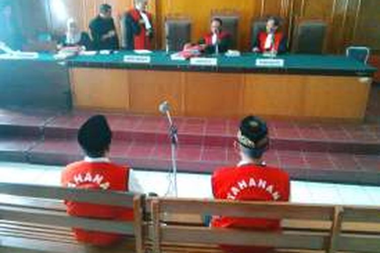 Terdakwa kasus pembunuhan Salim Kancil mengikuti sidang di Pengadilan Negeri Surabaya, Jawa Timur, Kamis (18/2/2016).