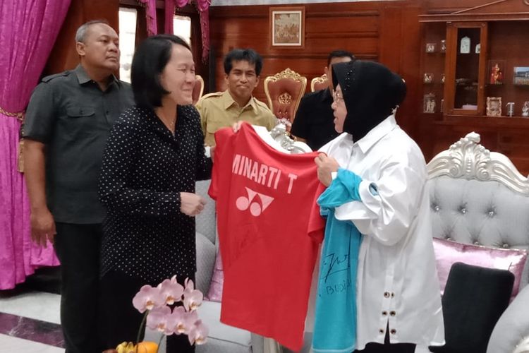 Mantan Atlet Bulutangkis asal Surabaya, Minarti Timur, menyerahkan raket dan jersey kepada Wali Kota Surabaya Tri Rismaharini di kediaman wali kota Jalan Sedap Malam, Surabaya, Jawa Timur, Senin (7/10/2019).