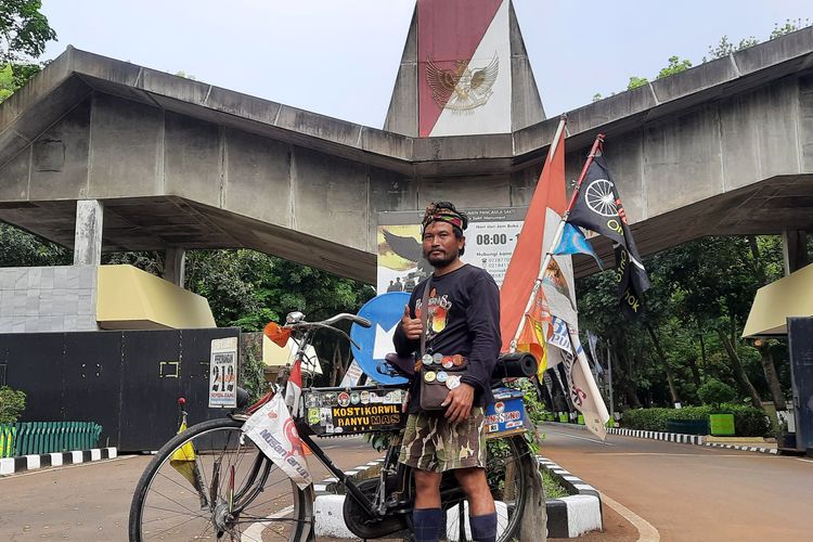 Iwan Sarkowi (40) saat ia menginjakkan kaki di kompleks Monumen Pancasila Sakti, Lubang Buaya, Jakarta Timur. Ia merupakan anggota Komunitas Sepeda Tua Indonesia (Kosti) Korwil Banyumas.