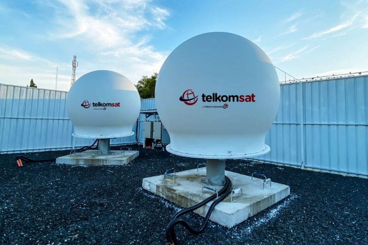 Ilustrasi Gateway Starlink yang dilabeli logo Telkomsat.